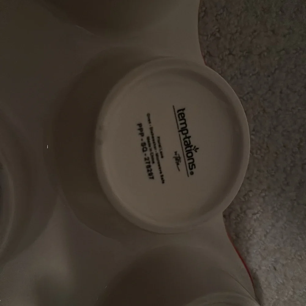 *New* Temp-Tations Muffin Pan “Floral Lace” and Two New/Unused Muffin Cookbooks - Picture 7 of 7